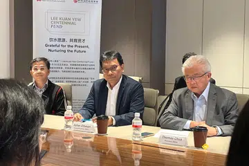 GABUNG TENAGA: Sebanyak $10 juta sedang dikumpul oleh lima dewan perniagaan dan persatuan etnik tempatan, termasuk Dewan Perniagaan dan Perusahaan Melayu Singapura (DPPMS), dalam satu usaha baru bagi menyokong Dana 100 Tahun Lee Kuan Yew (LKY). (Dari kiri) Setiausaha Agung Dewan Perniagaan dan Perindustrian Cina Singapura, Encik Lim Hock Yu; Timbalan Presiden DPPMS, Encik Azhar Othman; dan Presiden Persekutuan Persatuan Suku Cina Singapura (SFCCA), Encik Thomas Chua.