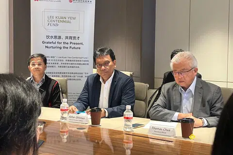 GABUNG TENAGA: Sebanyak $10 juta sedang dikumpul oleh lima dewan perniagaan dan persatuan etnik tempatan, termasuk Dewan Perniagaan dan Perusahaan Melayu Singapura (DPPMS), dalam satu usaha baru bagi menyokong Dana 100 Tahun Lee Kuan Yew (LKY). (Dari kiri) Setiausaha Agung Dewan Perniagaan dan Perindustrian Cina Singapura, Encik Lim Hock Yu; Timbalan Presiden DPPMS, Encik Azhar Othman; dan Presiden Persekutuan Persatuan Suku Cina Singapura (SFCCA), Encik Thomas Chua.