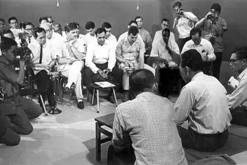 Mendiang mantan Perdana Menteri Lee Kuan Yew  ketika mengadakan sidang akhbar di TV Singapura mengenai perpisahan antara Singapura dengan Malaysia.