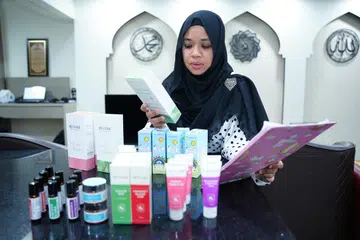 Cik Rabiahtul Adawiyah Amat, 37 tahun, menguruskan perniagaan dari rumah, With Love by Umairah, yang menjual produk kosmetik dan solekan dan telah menempah dua mesin daripada syarikat One Vibes Nation Vending & Franchise Management pada lewat 2020 untuk menjual produknya di beberapa lokasi tertentu di Singapura.