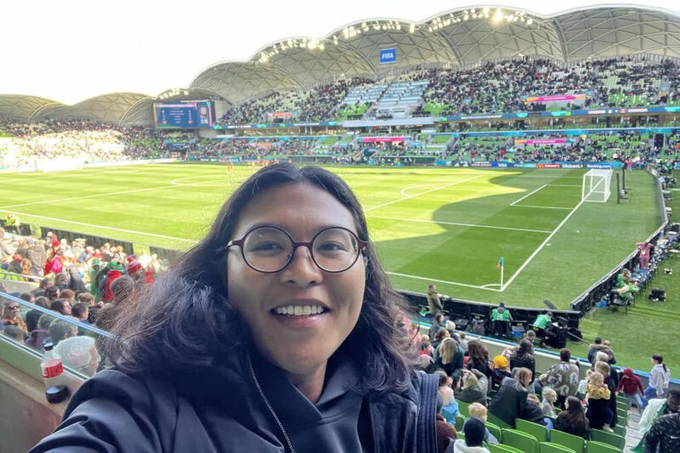 TERUJA: Wartawan BM Zulaiqah Abdul Rahim menonton perlawanan Piala Dunia Wanita Fifa antara Nigeria dengan Canada di Stadium Rectangular Melbourne pada 21 Julai. 