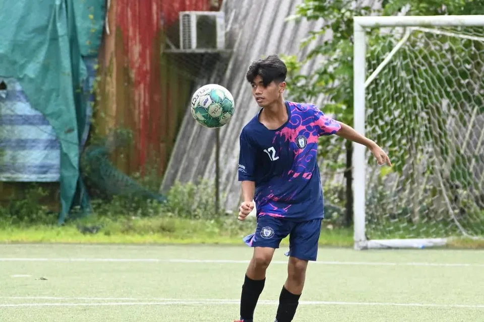 LEBIH PENDEDAHAN: Pemain Akademi Bola Sepak Tasek, Muhammad Hulikah Rezal, gembira dapat menimba pengalaman baru di bawah bimbingan jurulatih profesional daripada Lion City Sailors. 