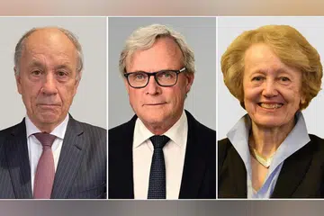 Presiden Tharman Shanmugaratnam telah melantik tiga hakim antarabangsa (dari kiri) Hakim Anthony James Besanko, Hakim Anthony John Meagher dan Hakim Mary Howarth Arden, pada 10 Disember.