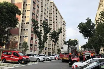 Anggota dari Pasukan Pertahanan Awam Singapura (SCDF) tiba di tempat kejadian untuk memadamkan kebakaran dan memindahkan penduduk dari 20 unit blok terbabit.