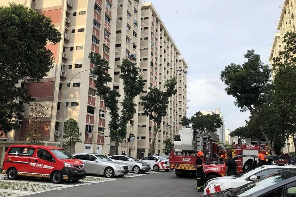 Anggota dari Pasukan Pertahanan Awam Singapura (SCDF) tiba di tempat kejadian untuk memadamkan kebakaran dan memindahkan penduduk dari 20 unit blok terbabit.
