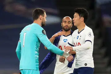 BERBAIK SEMULA: Penjaga gol Tottenham, Hugo Lloris (kiri) dan pemain penyerang Son Heung-min (kanan) berbaik semula di akhir perlawanan dalam kemenangan Tottenham 1-0 ke atas Everton kelmarin. - Foto REUTERS