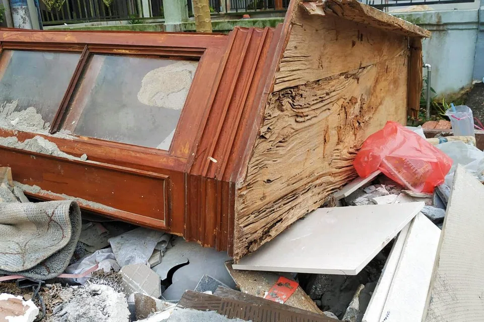 TERPAKSA DIBUANG: Lebih 100 beg sampah digunakan Cik Kamisah dan Encik Saini ketika membersihkan rumah mereka.