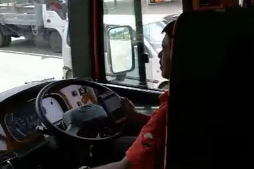 Gambar daripada skrin menunjukkan pemandu bas ekspres Mayang Sari menggunakan telefon semasa memandu. 