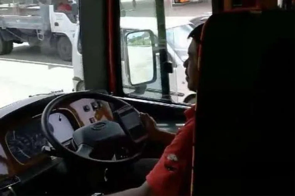 Gambar daripada skrin menunjukkan pemandu bas ekspres Mayang Sari menggunakan telefon semasa memandu. 