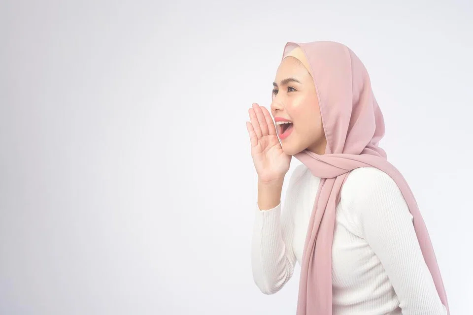 Suara dihasilkan apabila pita suara bergetar dengan aliran udara dari paru-paru. Penggunaan suara secara berlebihan, kurang minum air atau tabiat yang salah boleh menjejas kesihatan suara. 