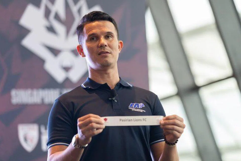 Ketua Perancangan (Pejabat Divisyen Teknikal) Persatuan Bola Sepak Singapura, Baihakki Khaizan, mengumumkan keputusan pemilihan pasukan semasa pelancaran Liga Belia Singapura (SYL) baru-baru ini. Liga tersebut akan bermula pada 24 Februari.