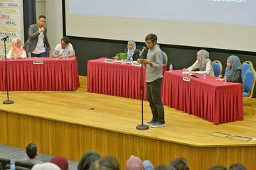 PERTANDINGAN BAHAS: Pasukan pelajar dari NUS dan NP berbahas dengan mauduk 'Masyarakat Islam di Singapura tidak proaktif menentang radikalisme' dalam satu pertandingan anjuran cabang belia Persatuan Darul Arqam di MDIS kelmarin. - Foto TUKIMAN WARJI