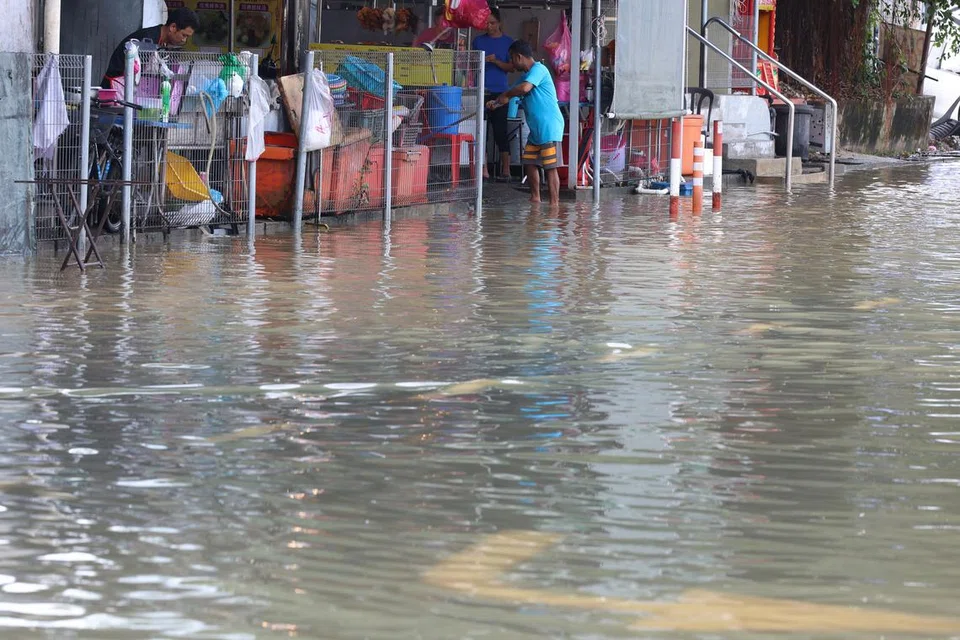 Limpahan air Sungai Kedah pada 19 September menyebabkan bandar Alor Setar dilanda banjir kilat. 