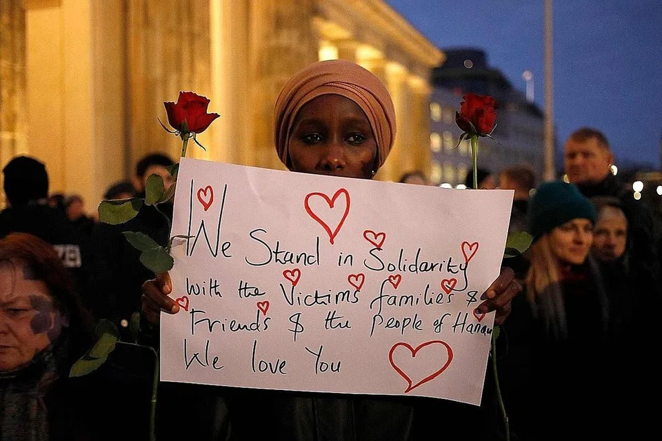 PAPAR PERPADUAN: Wanita ini menyertai acara memperingati mangsa korban insiden tembakan yang membunuh sembilan orang di Hanau, Jerman, dalam gambar fail yang diambil Februari lalu. - Foto AFP