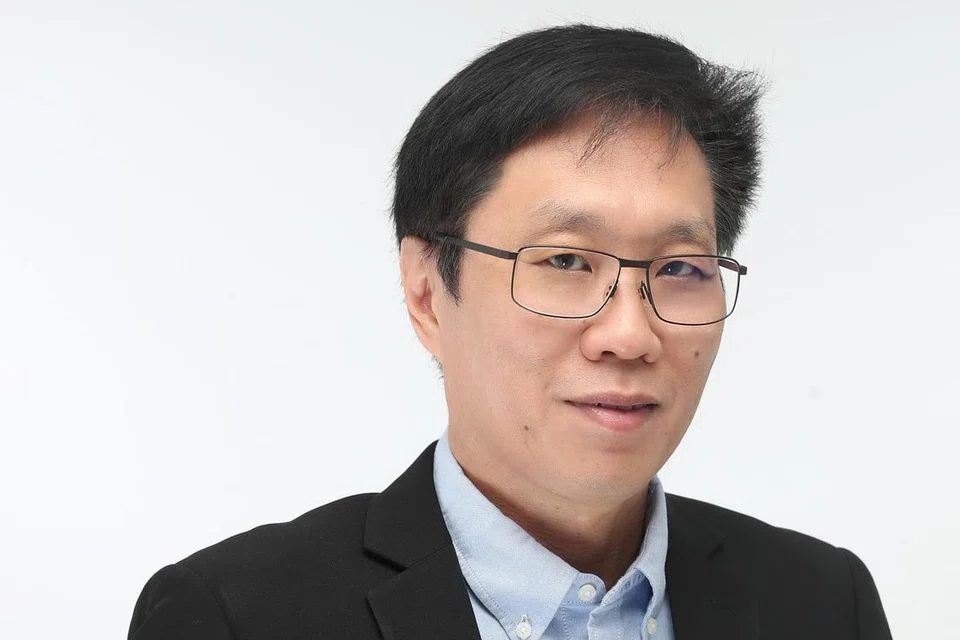 PERUBAHAN KEPIMPINAN: Encik Fernandez mengundur diri dari SPH Media. Beliau akan digantikan Encik Wong (atas) sebagai Ketua Editor EMTM sementara Encik Ho akan mengambil alih jawatan Editor ST. Cik Chen akan mengambil alih tempat Encik Wong sebagai Editor BT.