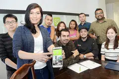 CABARAN CETUS IDEA: Cik Nur Evelyn (dua dari kiri) bersama rakan niaga dan instruktor yang menjayakan aplikasi bimbit 'Sifu-Sifu'. - Foto JOHARI RAHMAT