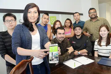 CABARAN CETUS IDEA: Cik Nur Evelyn (dua dari kiri) bersama rakan niaga dan instruktor yang menjayakan aplikasi bimbit 'Sifu-Sifu'. - Foto JOHARI RAHMAT