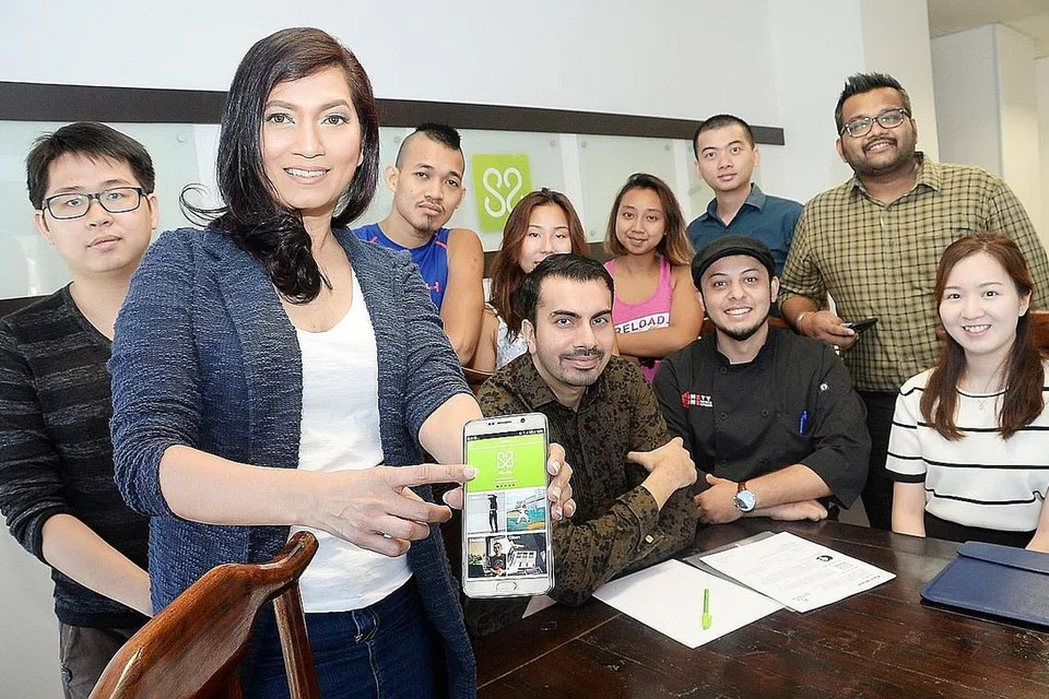 CABARAN CETUS IDEA: Cik Nur Evelyn (dua dari kiri) bersama rakan niaga dan instruktor yang menjayakan aplikasi bimbit 'Sifu-Sifu'. - Foto JOHARI RAHMAT