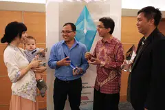 BANGGA DENGAN PENULIS SINGAPURA: Dr Faishal (dua dari kanan) bersembang dengan para pemenang peraduan menulis cerpen Mencari Kristal, (dari kiri) pemenang tempat kedua, Cik Clarissa Nathania Goenawan, yang mendukung anaknya; pemenang tempat pertama, Encik Yazid Hussein; dan pemenang tempat ketiga, Encik Mohammad Farihan Bahron, di majlis penyampaian hadiah yang berlangsung di auditorium SPH pada Jumaat malam lalu. - Foto SITI AISYAH NORDIN