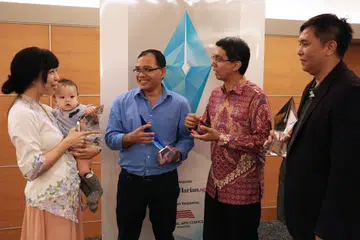 BANGGA DENGAN PENULIS SINGAPURA: Dr Faishal (dua dari kanan) bersembang dengan para pemenang peraduan menulis cerpen Mencari Kristal, (dari kiri) pemenang tempat kedua, Cik Clarissa Nathania Goenawan, yang mendukung anaknya; pemenang tempat pertama, Encik Yazid Hussein; dan pemenang tempat ketiga, Encik Mohammad Farihan Bahron, di majlis penyampaian hadiah yang berlangsung di auditorium SPH pada Jumaat malam lalu. - Foto SITI AISYAH NORDIN