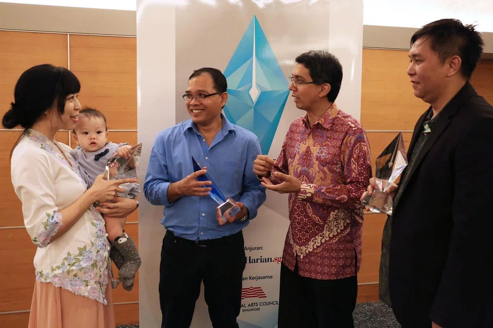 BANGGA DENGAN PENULIS SINGAPURA: Dr Faishal (dua dari kanan) bersembang dengan para pemenang peraduan menulis cerpen Mencari Kristal, (dari kiri) pemenang tempat kedua, Cik Clarissa Nathania Goenawan, yang mendukung anaknya; pemenang tempat pertama, Encik Yazid Hussein; dan pemenang tempat ketiga, Encik Mohammad Farihan Bahron, di majlis penyampaian hadiah yang berlangsung di auditorium SPH pada Jumaat malam lalu. - Foto SITI AISYAH NORDIN