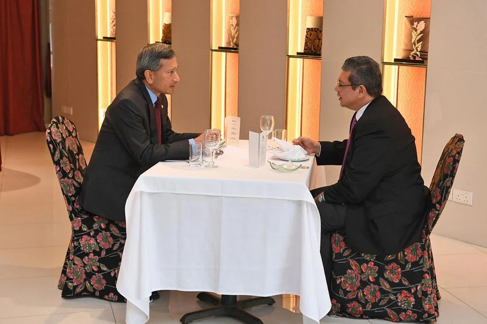 MENJAMU SELERA BERSAMA: Dr Vivian (kiri) dan Datuk Saifuddin makan tengah hari bersama sebelum meluangkan masa berjalan di Kebun Bunga Singapura. - Foto BH oleh DESMOND FOO