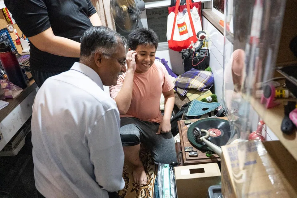 Menteri Negara (Undang-Undang merangkap Pengangkutan), yang juga Anggota Parlimen Bukit Batok, Encik Murali Pillai (kiri), berkongsi di Facebook, tentang rasa kagumnya melihat  Muhammad Amir Syazli Samsul Kamar, seronok mengumpul piring hitam lama. Beliau berkunjung ke rumah Amir, penduduk di kejiranan Bukit Batok sekitar Disember 2024. 