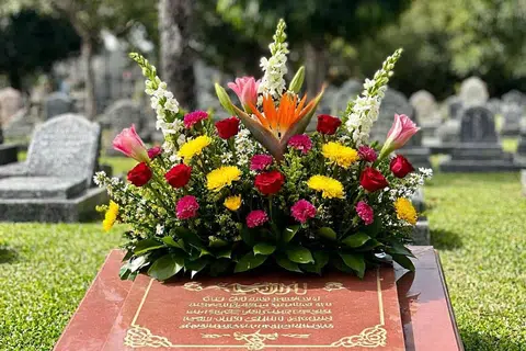 Jambangan bunga menghiasi pusara (gambar hiasan)