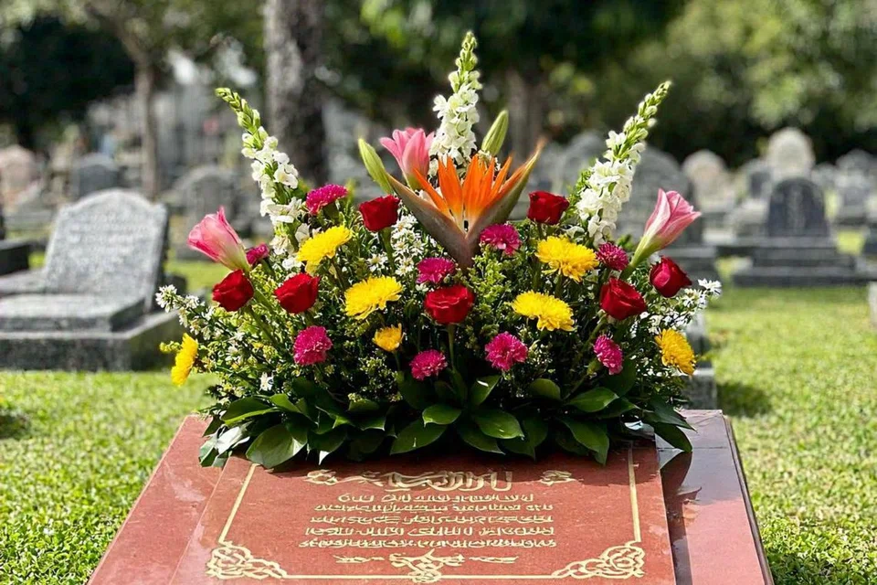 Jambangan bunga menghiasi pusara (gambar hiasan)