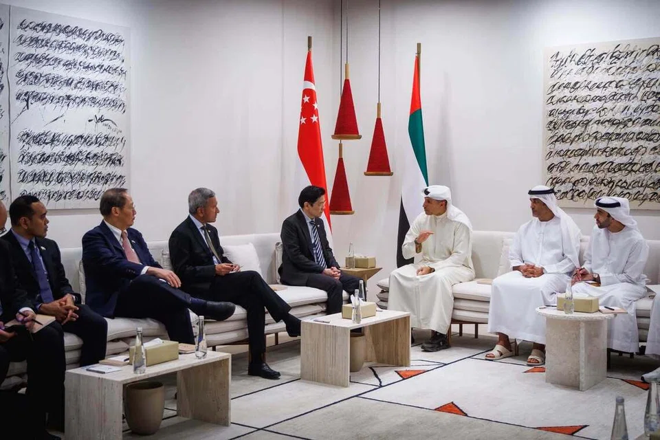 Satu pertemuan dengan pemimpin perniagaan Amiriah Arab Bersatu (UAE) di Abu Dhabi pada 20 Oktober telah diadakan oleh Perdana Menteri, Encik Lawrence Wong (empat dari kiri), yang diiringi Menteri Ehwal Luar, Dr Vivian Balakrishnan (tiga dari kiri); Menteri Tenaga, Perdagangan dan Perusahaan (Tenaga dan Perusahaan), Dr Tan See Leng (dua dari kiri); dan Menteri Negara (Ehwal Luar merangkap Ehwal Dalam Negeri), Encik Zhulkarnain Abdul Rahim (kiri).