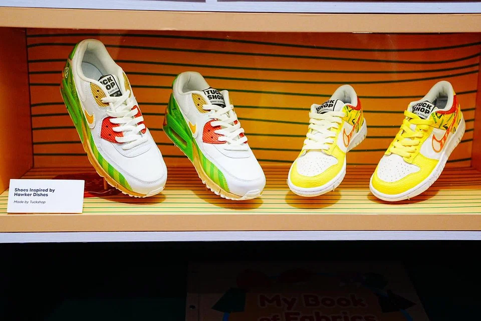 Antara rekaan unik yang dipamerkan termasuk kasut sniker dengan lukisan nasi lemak dan mi Hokkien yang direka oleh agensi reka bentuk tempatan, Tuckshop. 