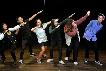 LEBIH YAKIN BERSENI SANA SINI: (Dari kiri) Putri Nur Syahirah Muhammad, Muhammad Syafiq Muhammad Faddly, Nur Amirah Rohaizad, Putri Nurinsyirah Muhammad, Norhayati Haji Md Zan dan Kairo Haku Ali meraih faedah mengetengahkan kerja seni mereka, di samping terlibat dalam pesta seni 10 Square@Orchard Central antara Khamis dengan Sabtu ini. - Foto KHALID BABA