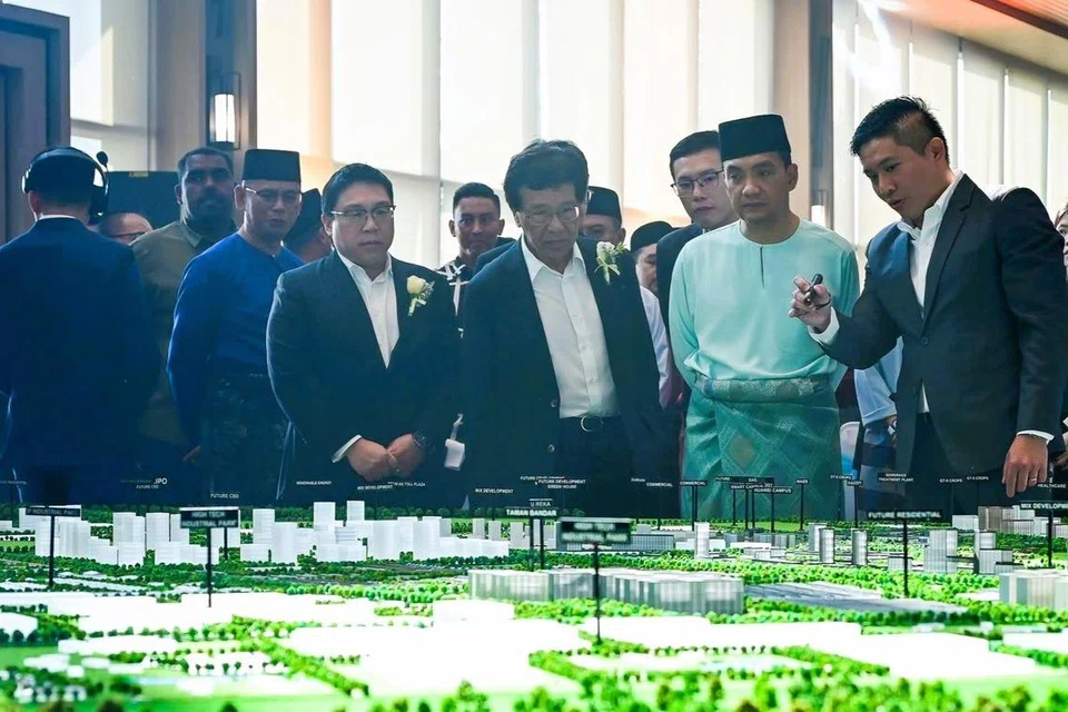 Menteri Besar Johor, Datuk Onn Hafiz Ghazi (dua dari kanan), melihat pelan pembangunan Bandar Pintar Kulai.