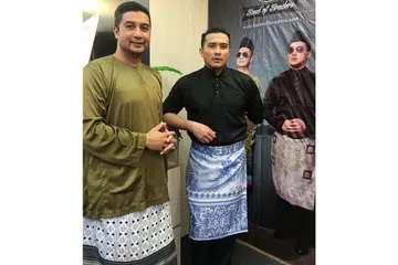 PRODUK BARU: Bintang bolasepak Aide Iskandar (kiri) dan pelakon Aaron Aziz berganding usaha melancarkan kain samping yang mudah dipakai. - Foto BH oleh HANIM MOHD SALLEH