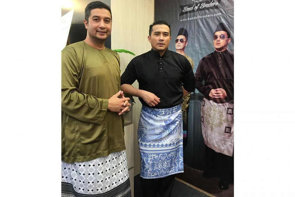PRODUK BARU: Bintang bolasepak Aide Iskandar (kiri) dan pelakon Aaron Aziz berganding usaha melancarkan kain samping yang mudah dipakai. - Foto BH oleh HANIM MOHD SALLEH
