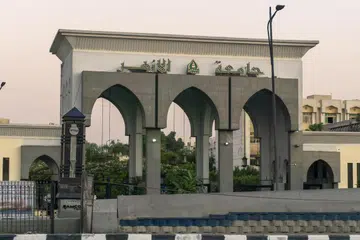 Menurut penulis, kededua kolej Islam tempatan dan luar negara, seperti Universiti Al-Azhar (gambar), mempunyai kelebihan dan cabaran tersendiri, dan pilihan perlu disesuaikan dengan matlamat pendidikan dan kerjaya pelajar.