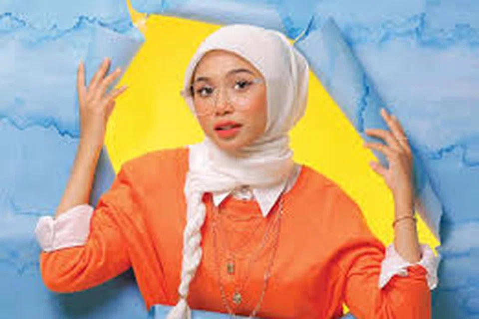 Penyanyi, Iman Troye, mengabaikan sahaja pesanan berbaur ugutan kerana setelah memeriksa profil warganet berkenaan, beliau menyedari mereka hanya budak kecil.