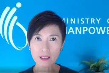 Menteri Tenaga Manusia Josephine Teo (gambar atas). - Foto MOM