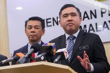 ISU RUANG UDARA: Encik Loke berkata Tun Dr Mahathir menyarankan agar tempoh penggantungan bagi Kawasan Larangan Malaysia di Pasir Gudang dan pelaksanaan Sistem Pendaratan Instrumen (ILS) di Lapangan Terbang Seletar dilanjutkan sehingga 31 Mac, dan bukan 31 Mei seperti yang diusul Singapura.