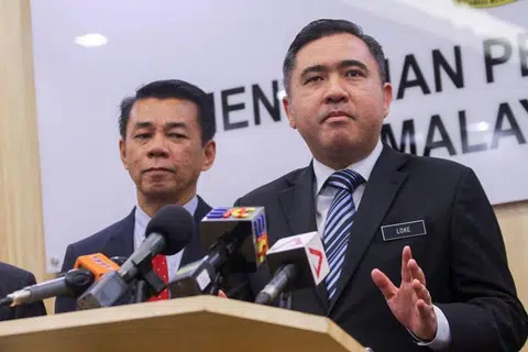 ISU RUANG UDARA: Encik Loke berkata Tun Dr Mahathir menyarankan agar tempoh penggantungan bagi Kawasan Larangan Malaysia di Pasir Gudang dan pelaksanaan Sistem Pendaratan Instrumen (ILS) di Lapangan Terbang Seletar dilanjutkan sehingga 31 Mac, dan bukan 31 Mei seperti yang diusul Singapura.