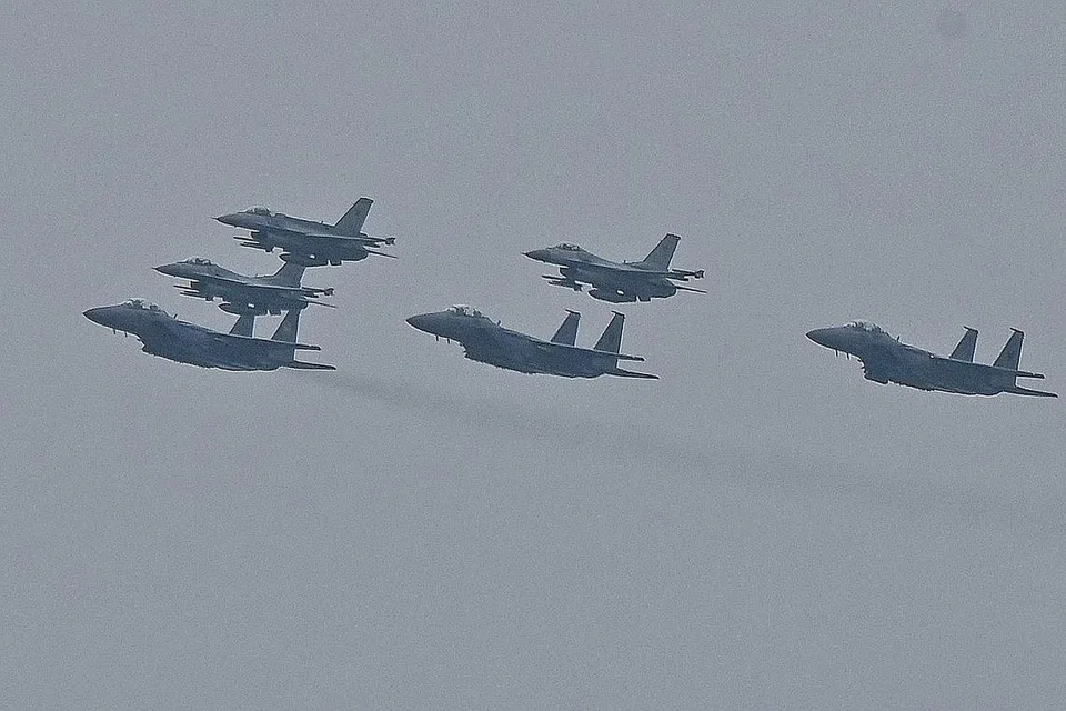 RAKAM PERTUNJUKAN: (Kanan) Orang ramai di Dek Pemerhatian SkyPark di Marina Bay Sands mengambil gambar tiga jet F-15SG di perairan Marina South semalam. (Gambar sisipan) Jet F16C/D dan F-15SG Angkatan Udara Republik Singapura (RSAF) melakukan terbang lalu dalam bentuk Formasi Delta di perairan Marina South semalam. 