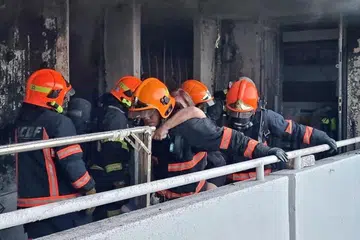 Pasukan Pertahanan Awam Singapura (SCDF) tiba di sebuah unit empat bilik di blok 409 Bedok North Avenue 2, pada 6.40 pagi Jumaat lalub (13 Mei). 