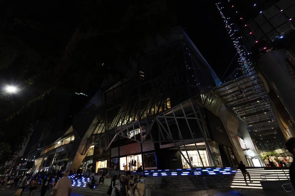 Pusat membeli-belah Wisma Atria di Orchard Road berada dalam kegelapan selepas lampunya dipadamkan.
