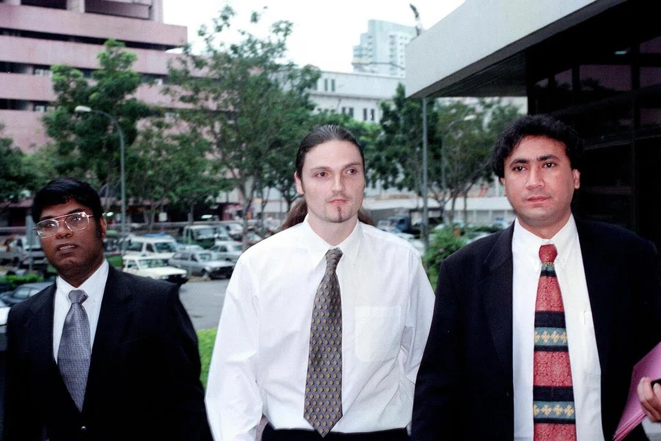 Lutz Pfannenstiel (tengah) tiba di mahkamah di Singapura dengan ditemani kedua-dua peguamnya. 