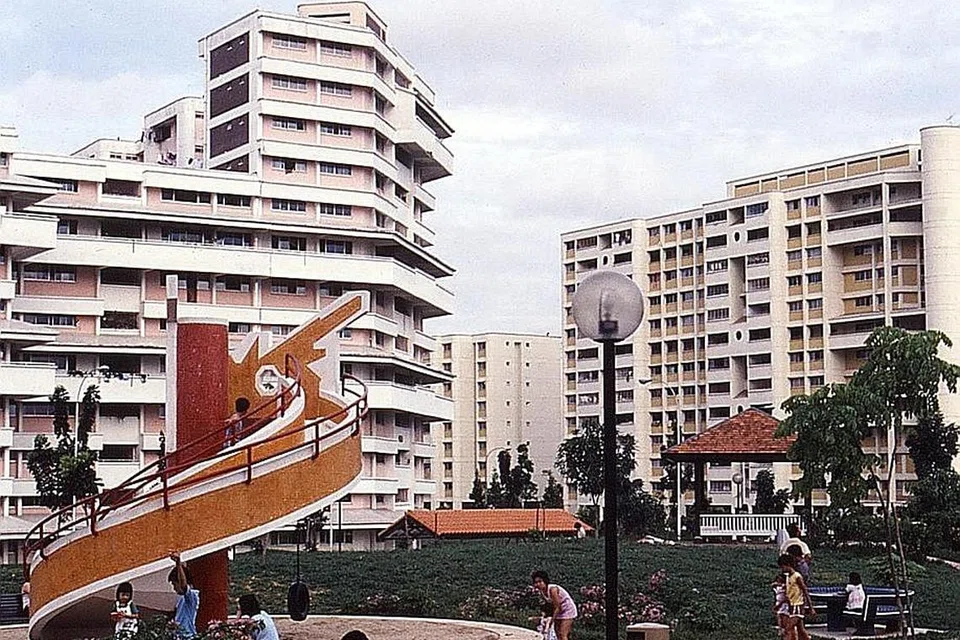 TAMAN NAGA: Sejak pertengahan 1980an, taman permainan yang dibina HDB diilhamkan dari cerita kanak-kanak seperti taman permainan bertema naga ini. - Foto LEMBAGA PERUMAHAN DAN PEMBANGUNAN