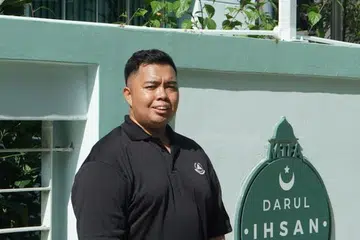 HARGAI PEMBERIAN: Encik Dzulkarnaen Zainul Abiddin menghargai dan mengakui impak berpanjangan hasil peluang dan sokongan yang diterima dalam hidupnya di Rumah Anak Yatim Darul Ihsan. 