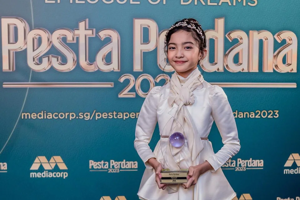 BINTANG CILIK: Bella Putri, 11 tahun, amat teruja menerima Anugerah Bintang Cilik Terbaik 2023 di Pesta Perdana Sabtu lalu di Teater Mediacorp.