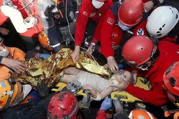 BERJAYA DISELAMATKAN: Anggota penyelamat menarik keluar Ayda Gezgin, empat tahun, dari runtuhan bangunan selepas berlakunya gempa bumi di pelabuhan Aegean di bandar Izmir, Turkey, pada 3 November lalu. - Foto REUTERS