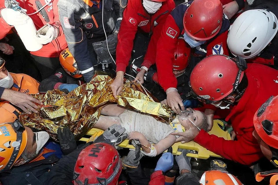 BERJAYA DISELAMATKAN: Anggota penyelamat menarik keluar Ayda Gezgin, empat tahun, dari runtuhan bangunan selepas berlakunya gempa bumi di pelabuhan Aegean di bandar Izmir, Turkey, pada 3 November lalu. - Foto REUTERS