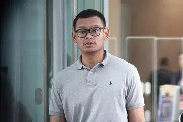 
Aizil A. Rahim menyalah guna wang pelanggan dengan membeli barangan termasuk jam tangan, kad mainan bola sepak yang mahal, makanan, beli-belah dan penginapan. 